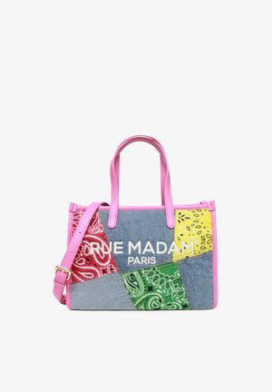 Pequeño bolso de mano con asas y correa rosas, patchwork de denim y patrones de bandana en rojo, verde y amarillo, "RUE MADAM PARIS" bordado en blanco.