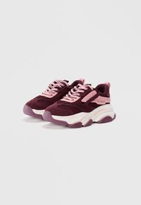 Baskets de sport bordeaux et roses en matériaux en maille et en daim, à bout rond, semelles texturées et accents de semelle intermédiaire blanche contrastante.