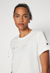 Champion ICONS CREWNECK WITH LARGE TONAL LOGO - Základné tričko - white