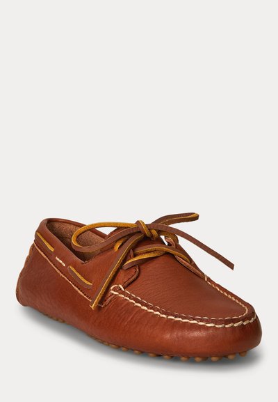 Mocassino in pelle marrone con lacci gialli legati a fiocco e cuciture bianche lungo la punta e i lati, mostrato su uno sfondo bianco.