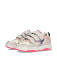 Sneakers mit schimmerndem silbernem Obermaterial, pinken Akzenten, drei Klettverschlüssen und einer Gummisohle mit pinkem Rand. Strukturierte Details an den Seiten.