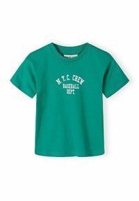 Zielona koszulka z krótkim rękawem i okrągłym dekoltem, z białym napisem "N.Y.C. CREW BASEBALL DEPT." nadrukowanym na przodzie.