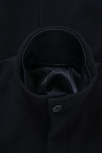 Tamsiai mėlynas vilnonis paltas su minkštu išoriniu paviršiumi, apvaliu apykakliu ir pamuštu vidumi. Turi vieną sagą ir lygų paviršių.