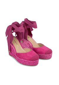 Wedge espadrilles in suede fucsia con una piattaforma in juta intrecciata e cinturini in raso. Punta rotonda con parte anteriore testurizzata. Finitura interna liscia.