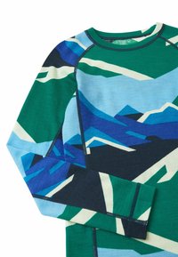 Koszula z długim rękawem w mieszanych odcieniach zieleni, niebieskiego i bieli z górskim wzorem. Posiada kontrastujące przeszycia i okrągły dekolt.