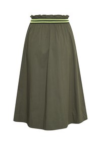Falda verde oliva con una cintura con volantes y una banda elástica de rayas negras y neón. Diseño fluido, de longitud a la rodilla, hecha de un tejido ligero.