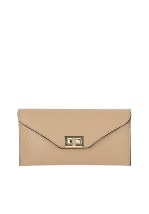 Beżowa kopertówka ze skóry z czarną lamówką i złotym prostokątnym zamkiem obrotowym, umieszczonym na środku przedniego klapy.