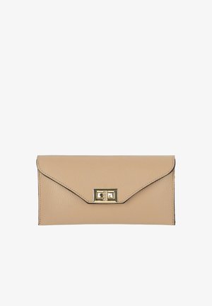 Beżowa kopertówka ze skóry z czarną lamówką i złotym prostokątnym zamkiem obrotowym, umieszczonym na środku przedniego klapy.