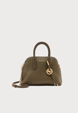 Τσάντα Michael Kors από δέρμα ελιάς με δύο λαβές, χρυσό λογότυπο και αποσπώμενο λουρί ώμου σε απλό φωτεινό φόντο.