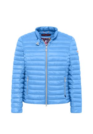 Lichtblauwe pufferjack met een hoge kraag, een rits aan de voorkant en twee ritszakken aan de zijkant. Heeft een gewatteerde textuur en subtiele branding.