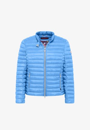 Lichtblauwe pufferjack met een hoge kraag, een rits aan de voorkant en twee ritszakken aan de zijkant. Heeft een gewatteerde textuur en subtiele branding.
