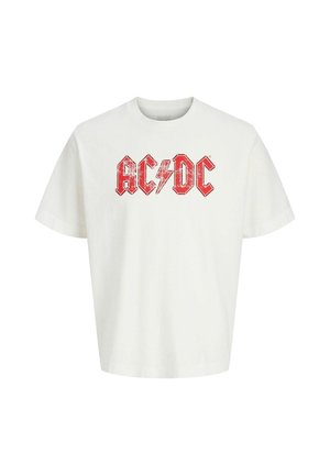 Hvid bomulds T-shirt med et slidtegn i rødt AC/DC logo med et lyn, rund hals og korte ærmer.