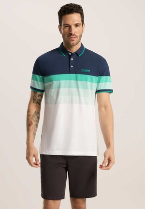 Navy, zielona i biała polo w paski z kołnierzykiem, krótkimi rękawami i logo. Noszona z ciemnymi szortami, o luźnym kroju i gładkiej fakturze.