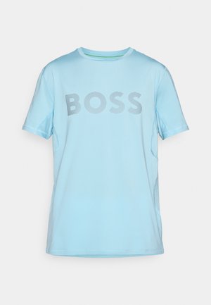 T-shirt azzurro chiaro a maniche corte realizzato in tessuto morbido, con un grande logo grigio "BOSS" sul petto e dettagli a strisce orizzontali.
