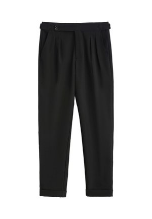 Pantalon noir en tissu lisse, avec un devant plissé, deux boutons à la taille et une jambe fuselée se terminant par des revers roulés.