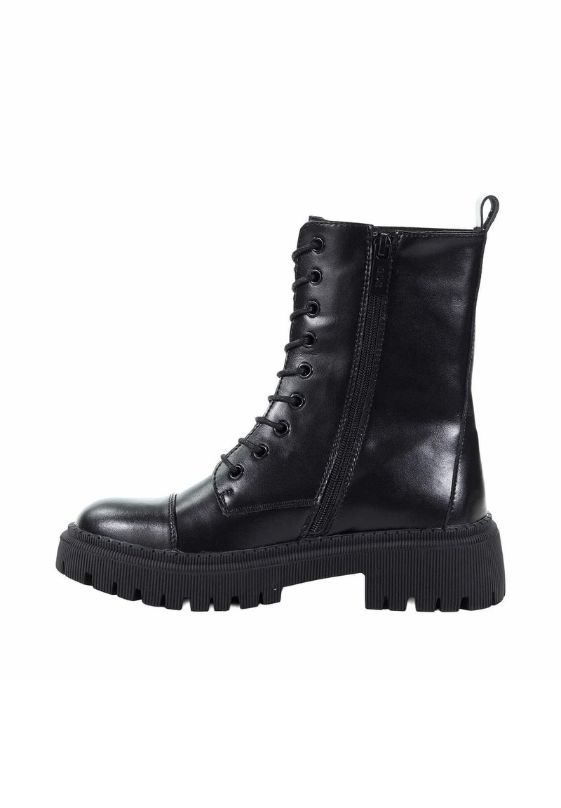 Czarne skórzane botki za kostkę z okrągłym noskiem, sznurowanym przodem, bocznym zamkiem błyskawicznym oraz grubą gumową podeszwą o żłobionej teksturze. Gładkie wykończenie.