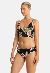 Zwarte bikini met tropisch bloemenpatroon in groen, roze en wit. Beschikt over een wikkelstijl top met brede bandjes en een klassieke broeksnit.