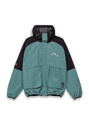 Chaqueta ligera en tonos verde azulado y negra con capucha ajustable, bolsillos con cremallera, puños elásticos y logo de GRMY en el pecho y la manga.