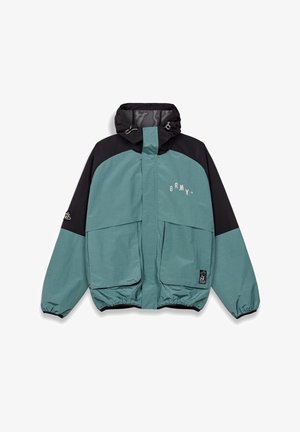Tarnfarbene und schwarze leichte Jacke mit einer verstellbaren Kapuze, Reißverschlusstaschen, elastischen Bündchen und dem GRMY-Logo auf der Brust und dem Ärmel.