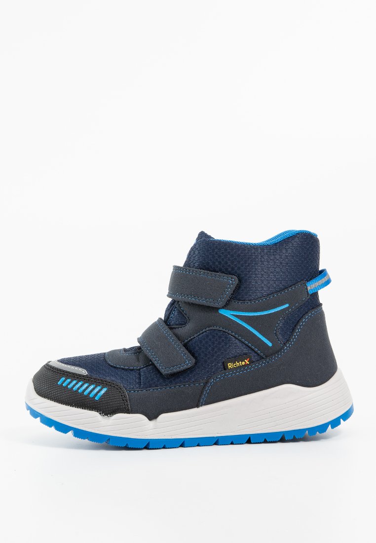 Hochschnittige Sneakers aus marineblauem und grauem Stoff mit blauen Akzenten. Sie verfügen über Klettverschlüsse, eine strukturierte Oberfläche und eine weiße Gummisohle mit blauen Details.