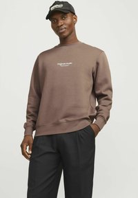 Jack & Jones JORVESTERBRO CREW NECK - Sudadera - deep taupe