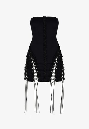 Czarna sukienka bez ramiączek z sznurowanymi bokami, z teksturowanym przednim panelem i długimi wstążkami. Materiał jest gładki, z misternymi koronkowymi detalami.