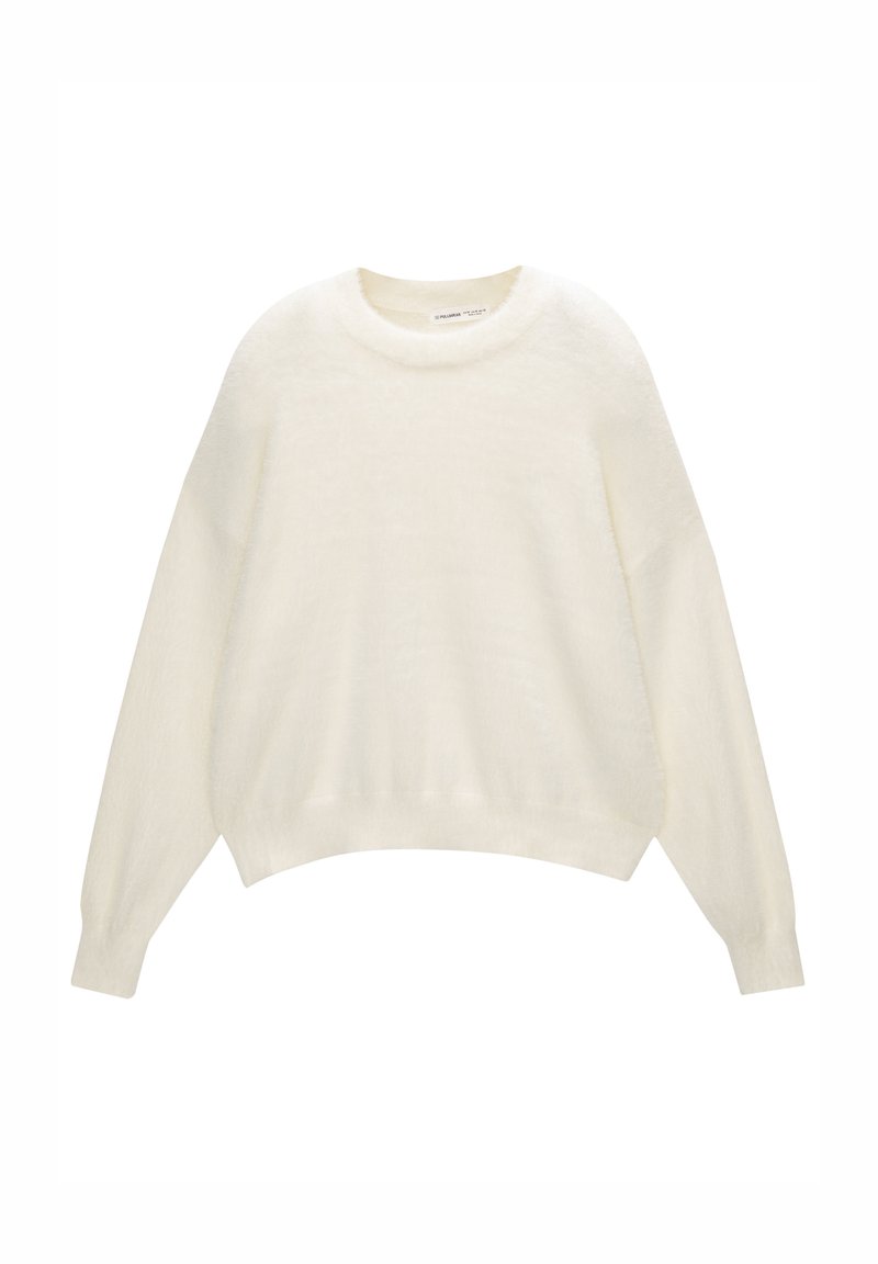 Sweater blanc doux à col rond, avec des manches longues et des poignets et un ourlet côtelés, présenté sur un fond blanc.