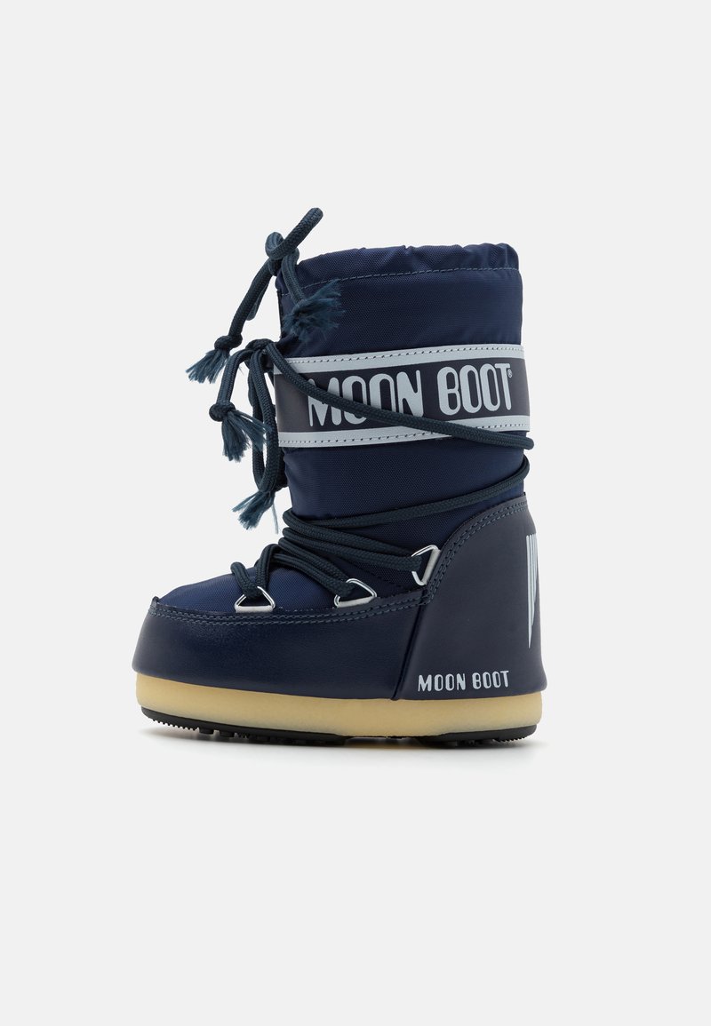 Tmavomodré Moon Boot s vypadded vrchnou časťou, šnúrkami a páskou s logom. Má gumenú podrážku a zaoblenú špičku. Hladký povrch s matným vzhľadom.