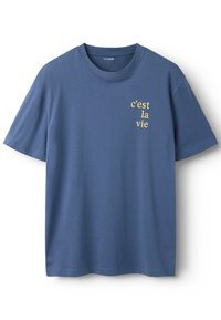 Μπλε κοντομάνικη μπλούζα με στρογγυλή λαιμόκοψη και κίτρινο κείμενο «c’est la vie» στην αριστερή πλευρά του στήθους, απλός σχεδιασμός, μαλακό βαμβακερό ύφασμα.