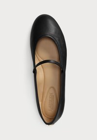 Μαύρη δερμάτινη μπαλαρίνα με στρογγυλή μύτη και λεπτό λουράκι που διασχίζει τη ρική. Λείος εσωτερικός επενδύτης και λογότυπο στην εσωτερική σόλα.