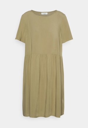 Jasnobrązowa, midi sukienka z krótkim rękawem, luźnym krojem, okrągłym dekoltem i marszczonym dołem.