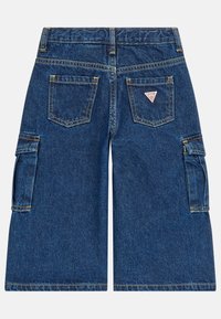 Shorts cargo in denim di colore blu scuro, lunghezza al ginocchio, con molteplici tasche e cuciture gialle sottili. Logo a triangolo sulla tasca posteriore.