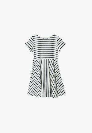 Robe blanche à manches courtes avec des rayures horizontales bleu marine sur le haut et des rayures verticales sur la jupe évasée.