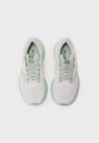 Scarpe da corsa leggere con tomaia in mesh traspirante, morbidi accenti verde menta e suole ammortizzate per il comfort durante le attività.