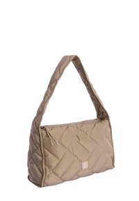 Bolso de hombro acolchado beige con costura diagonal, cierre de cremallera en la parte superior, asa acolchada y pequeño parche rectangular con logo en la parte delantera.