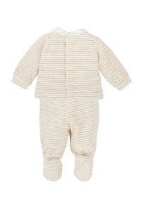 Conjunto de bebé a rayas crema, hecho de tejido suave, que incluye una parte superior con cuello, cierre de botones y pantalones con pies y puños acanalados.