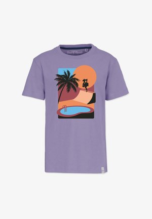 Lilla bomulds T-shirt med et grafisk design af en solnedgang, palme og en skateboarder over en pool, med fede sorte accenter.