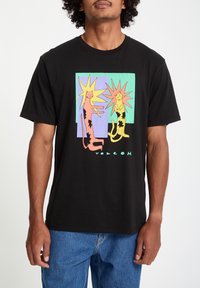 Svart bomull t-skjorte med et fargerikt grafisk design av to stiliserte katter med stjerner, trykket i rosa, grønt og gult, med merkevarelogo.