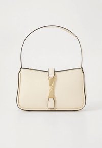 Sac à main couleur crème avec un design structuré, garniture noire et ferrures dorées. Comprend une fermeture à verrou tournant et une poignée unique.