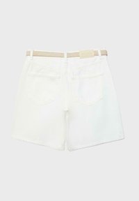 Shorts en denim blanc avec ceinture beige, deux poches arrière et un ourlet droit, présentés à plat sur un fond gris clair.