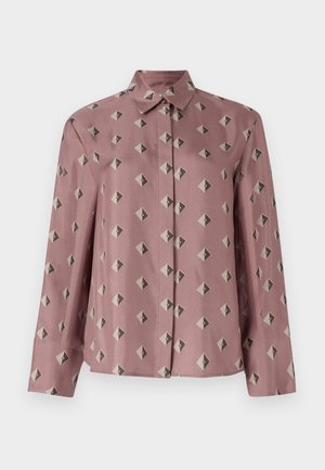 Koszula zapinana na guziki w miękkim różowym materiale z geometrycznym wzorem diamentów i trójkątów w stonowanej szarości i czerni. Długie rękawy, klasyczny kołnierzyk.