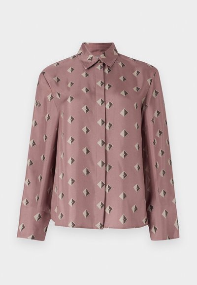 Knappskjorte i myk rosa stoff med et geometrisk mønster av diamanter og trekanter i dempet grå og svart. Lange ermer, klassisk krage.