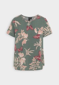 Camiseta de manga corta verde con patrones de flores rosas y mariposas, escote redondo y ajuste relajado.