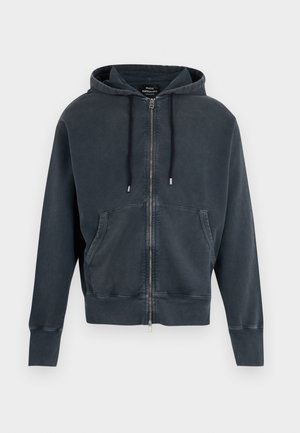Sudadera con capucha oscura con cremallera, bolsillos frontales, capucha con cordón y puños acanalados, mostrada sobre un fondo blanco.