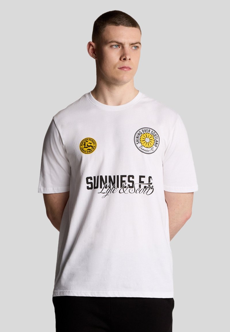 Weißes Baumwoll-T-Shirt mit runden Logos und gelben Akzenten, "SUNNIES E.F." in fettem schwarzen Text und einem floralen Grafikdesign. Kurzärmlig.