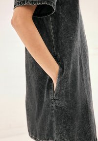 Next SHORT SLEEVE - REGULAR FIT - Vestido vaquero - washed black