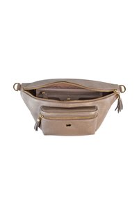 Borsa a tracolla in pelle beige con finitura texturizzata, zip dorate, tasca frontale e dettaglio con nappina. L'apertura superiore rivela scomparti interni.