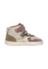 Hoge sneaker met witte, roze, gouden en bruine suède panelen, accenten met luipaardprint, veters en een roze klittenbandsluiting.