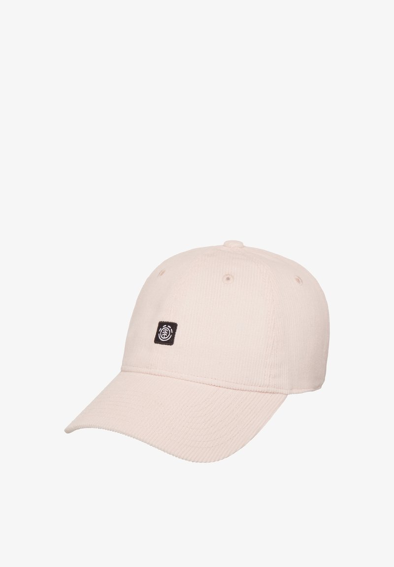 Casquette en velours côtelé rose avec une visière incurvée, ornée d'un petit patch logo noir à l'avant. Texture côtelée avec des trous de ventilation sur le dessus.