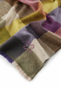 Geruite deken van een wolmix; bevat verschillende kleuren waaronder paars, geel en roze. Geborduurde bloemdetail; franjerand.